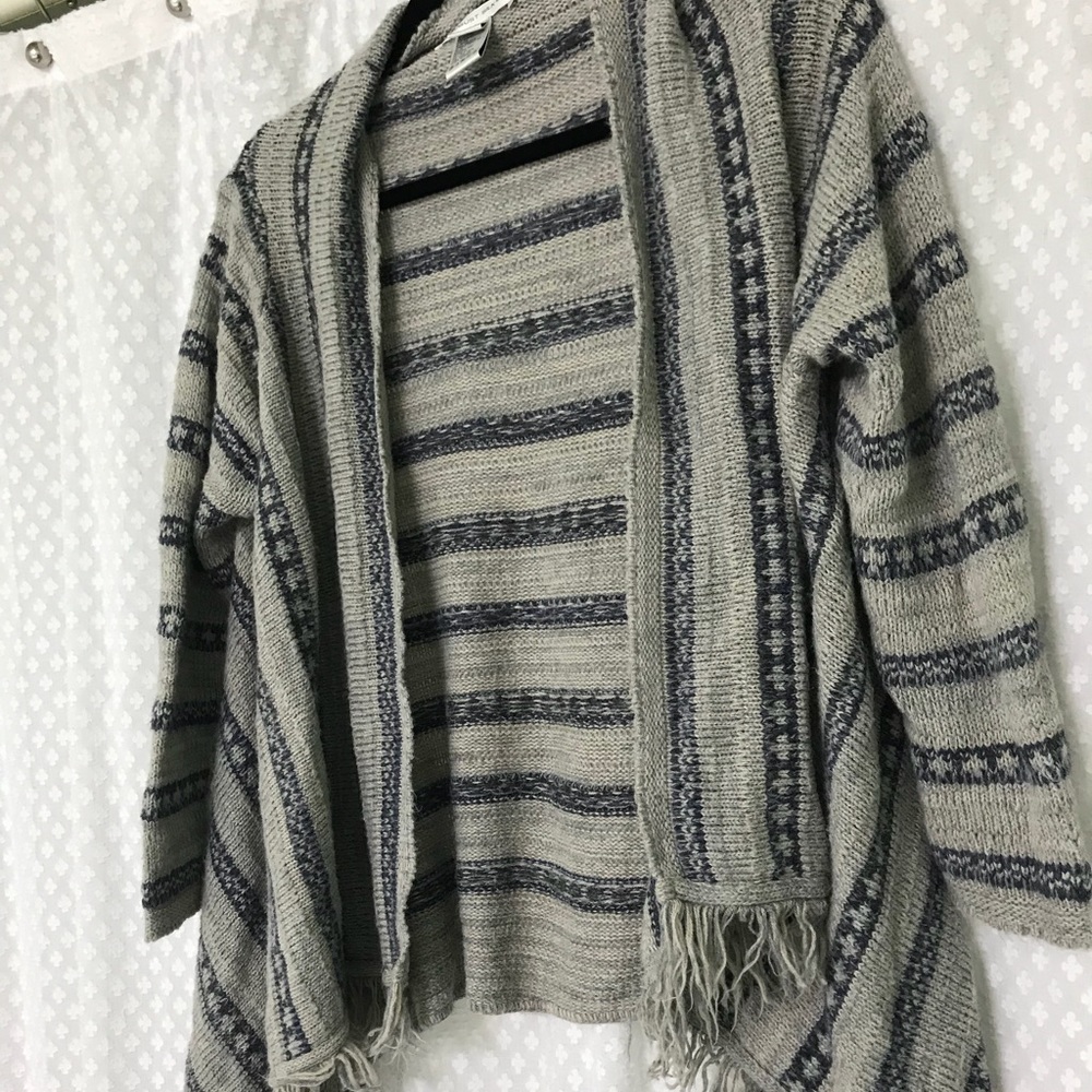 August silk M shrug.